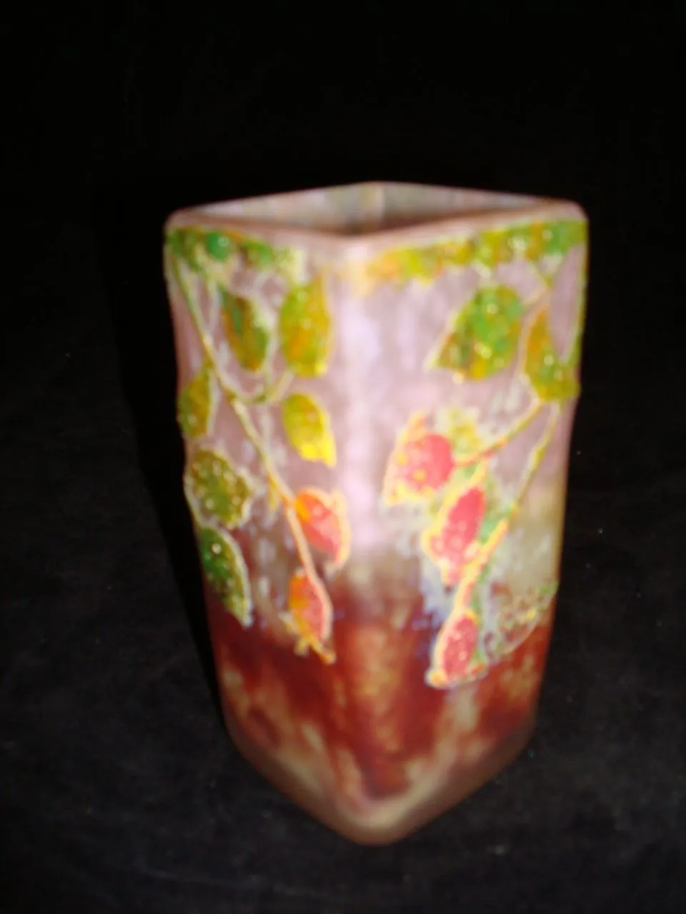 Verre signé Daum Nancy décoré avec des feuilles colorées