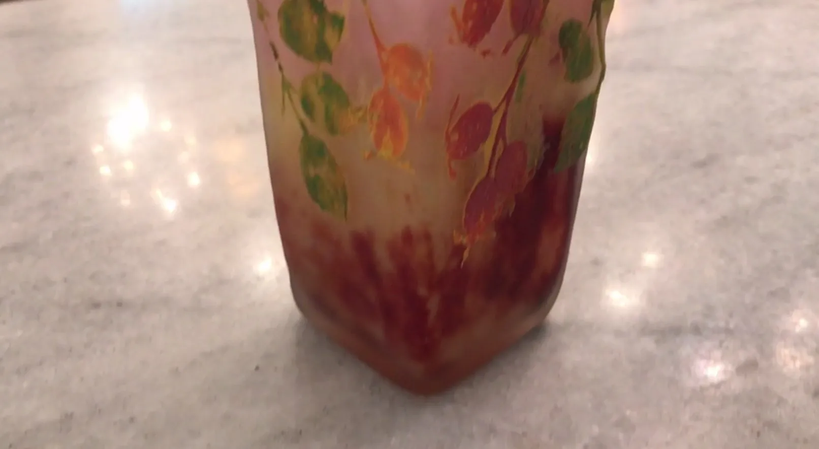 verre antique signé par Daum Nancy avec des détails colorés