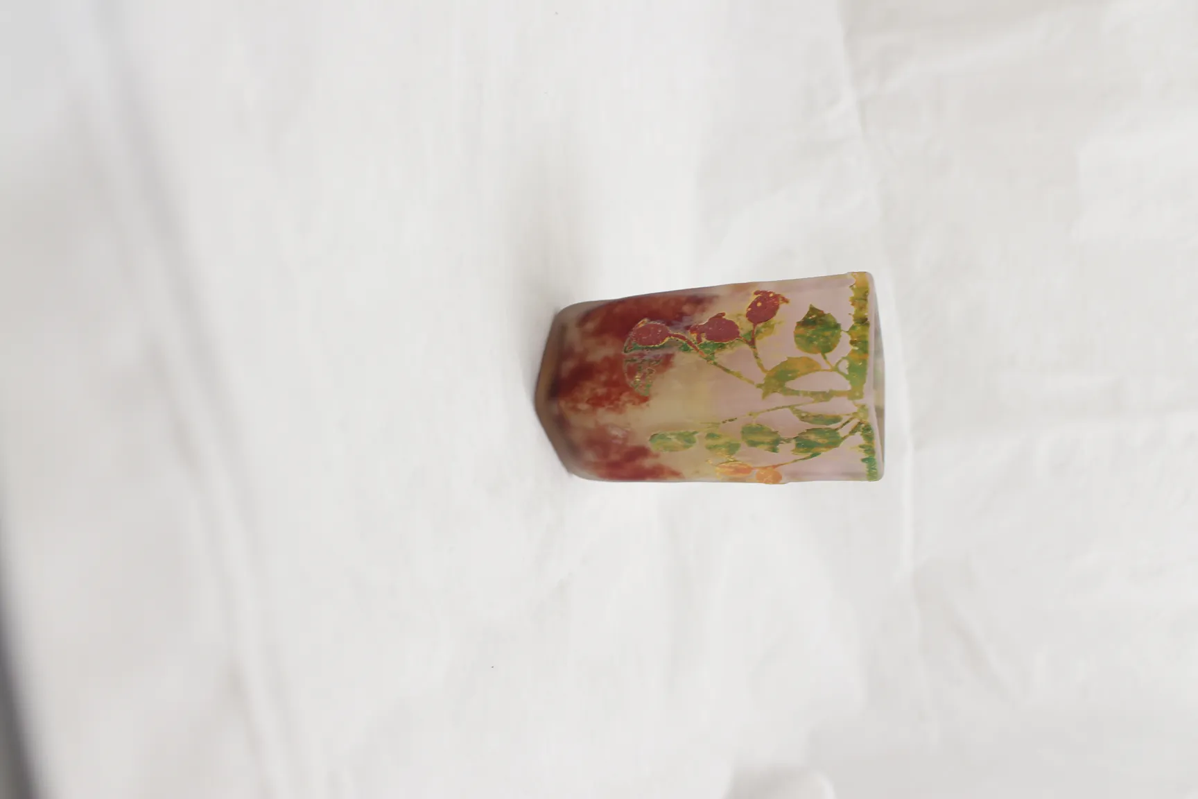 antikes glas verziert mit bunten blumen