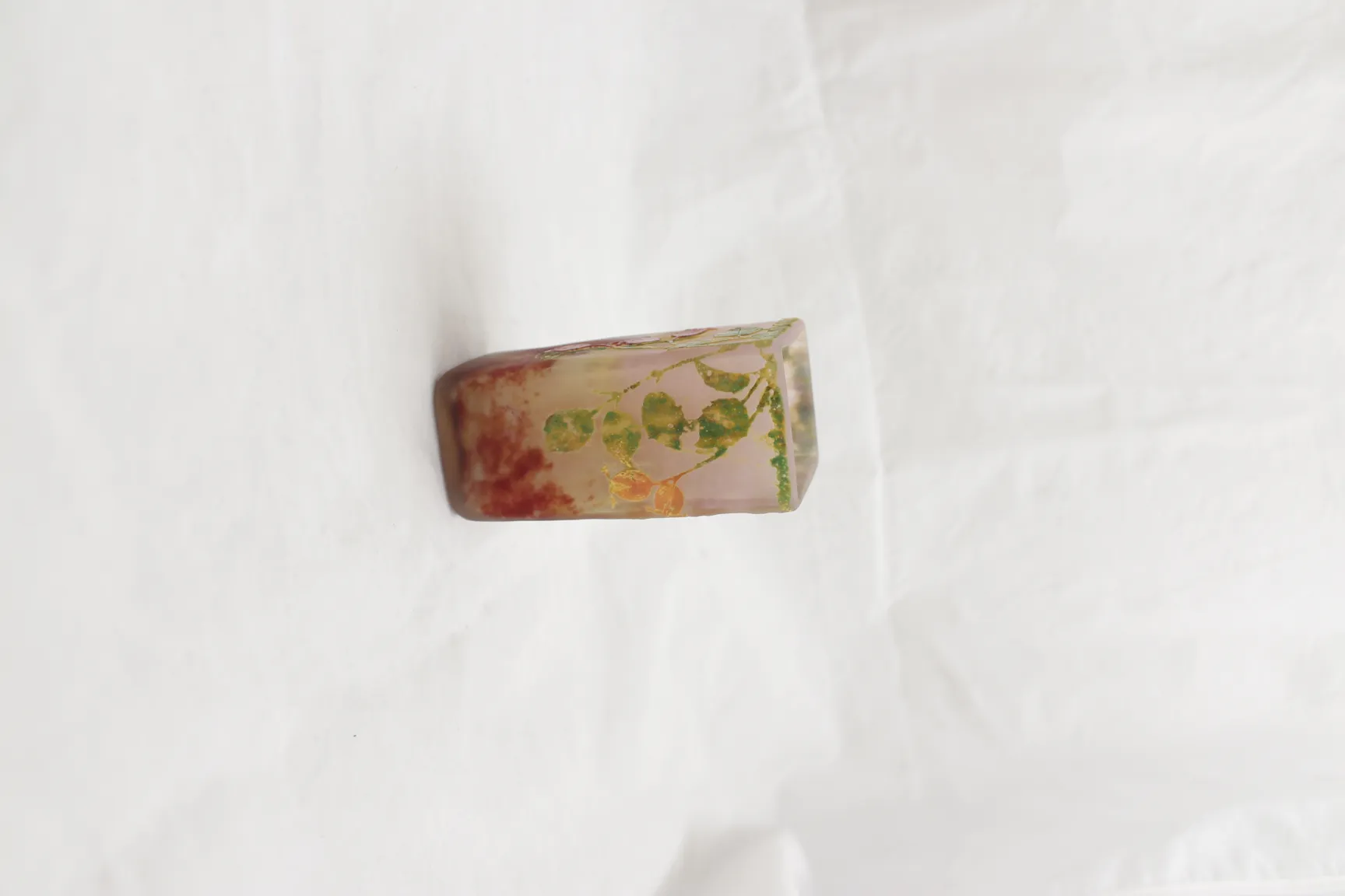 Vidro antigo assinado Daum Nancy com detalhes de folhas verdes e flores.