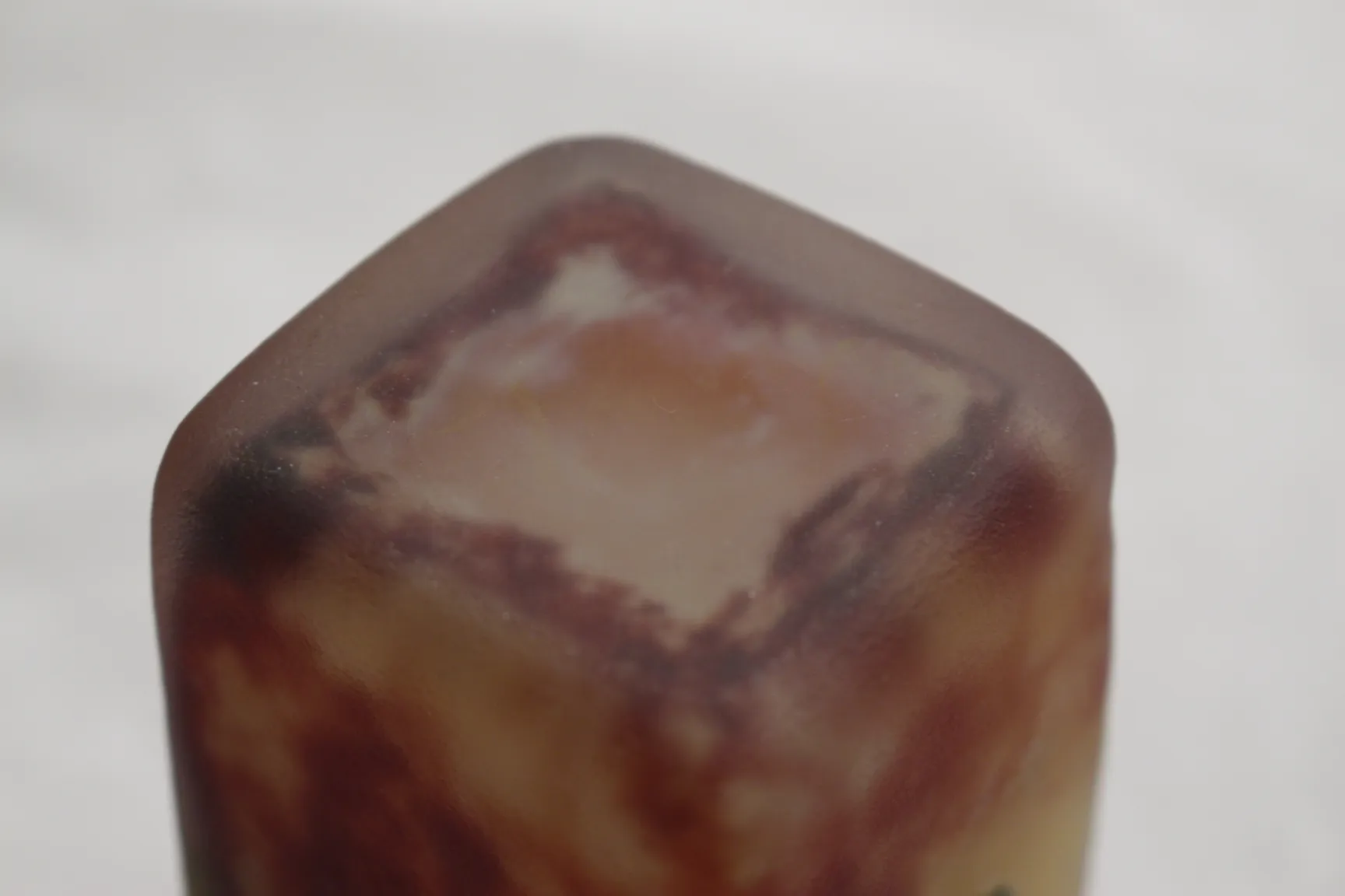 signiertes glas mit warmen tönen und originalem design oben