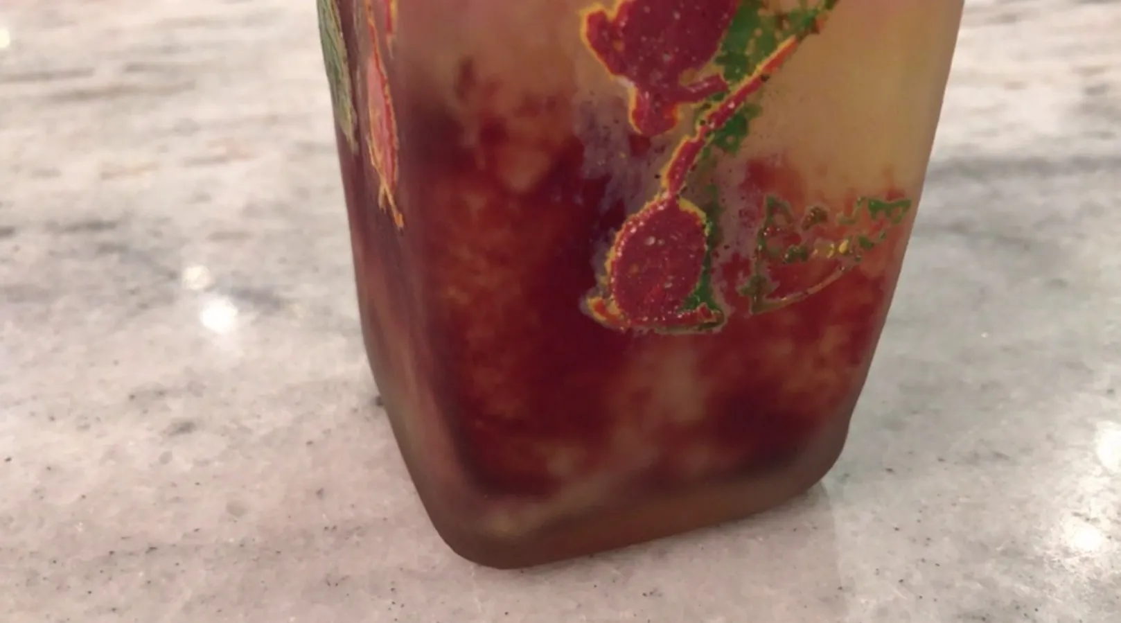 signiertes Glas von Daum Nancy mit künstlerischen Details in Rot und Grün, antike Umgebung