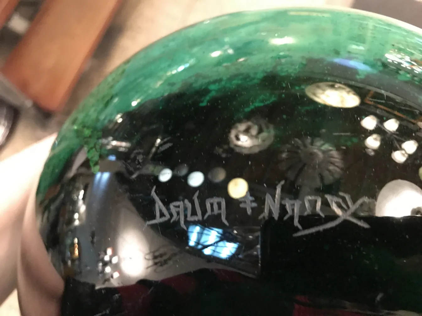 Glas mit Unterschrift Daum Nancy, grüne und schwarze Details