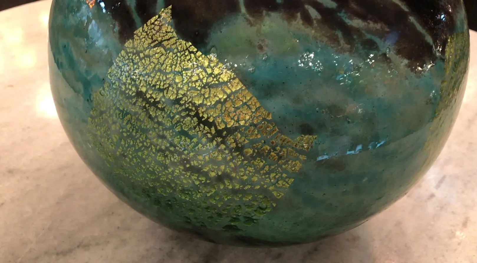 Verre ancien signé de Daum Nancy avec des détails dorés