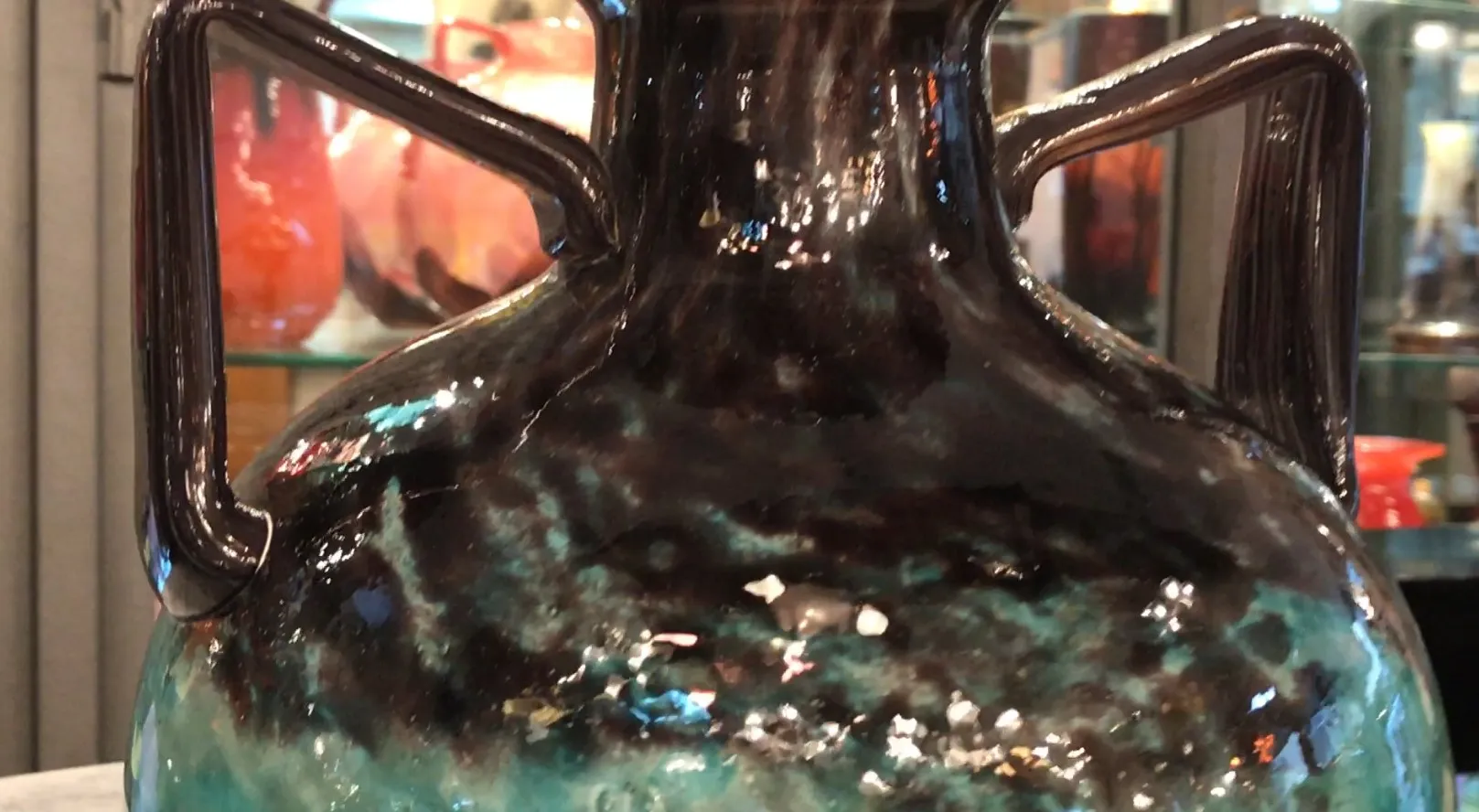 vaso elegante com esmalte escuro e luz refletida