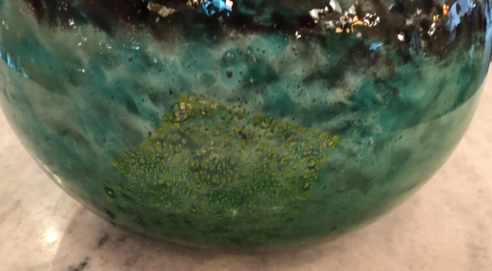 signiertes Glas Daum Nancy mit lebendigen Farben und Blasen