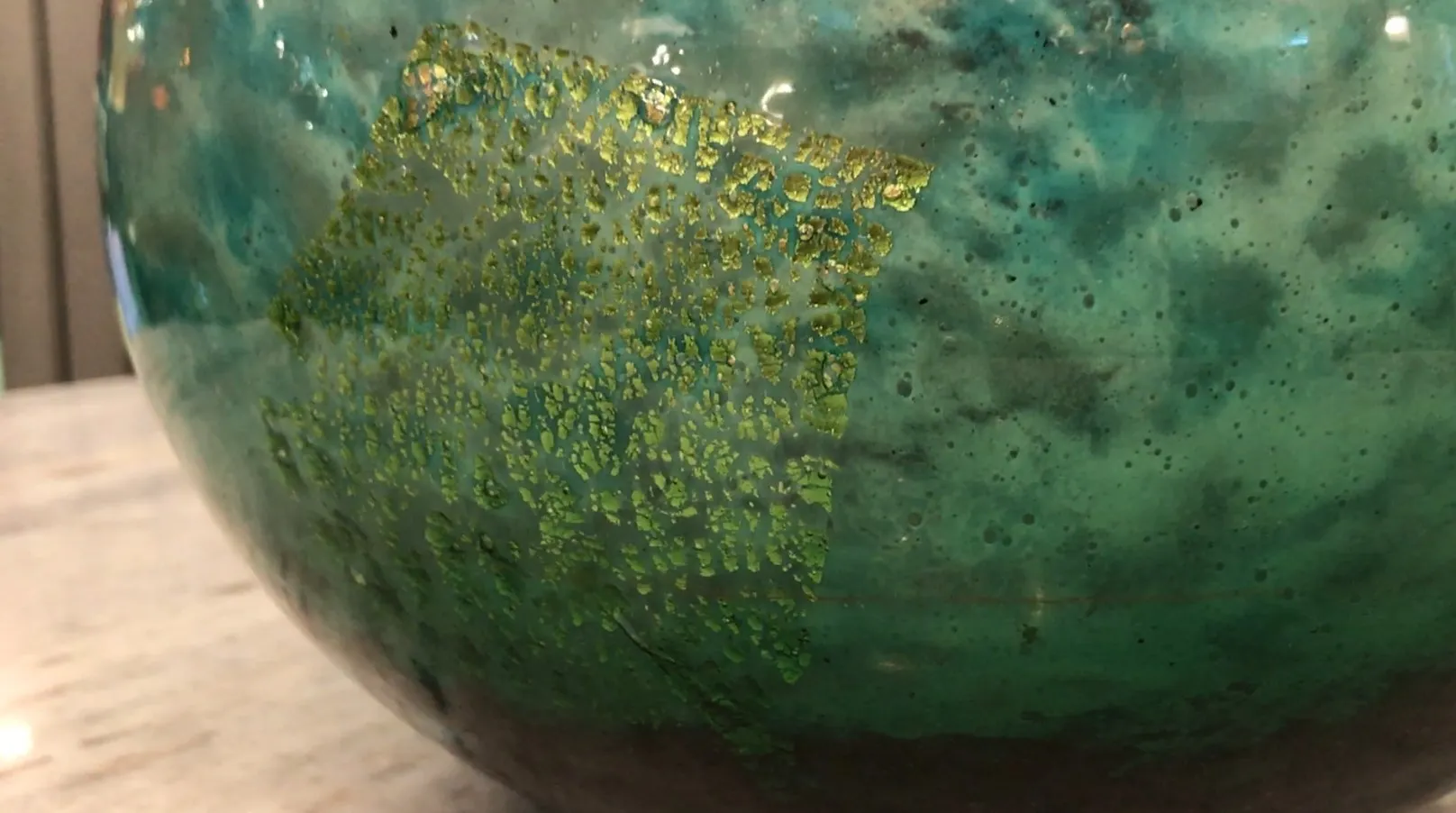 Verre ancien signé par Daum Nancy avec un design unique.