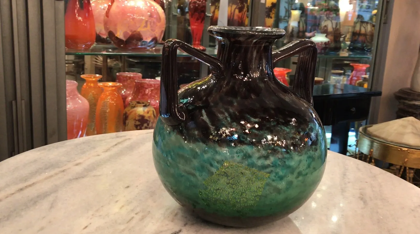 Jarres en verre aux nuances vertes et sombres, élément décoratif.