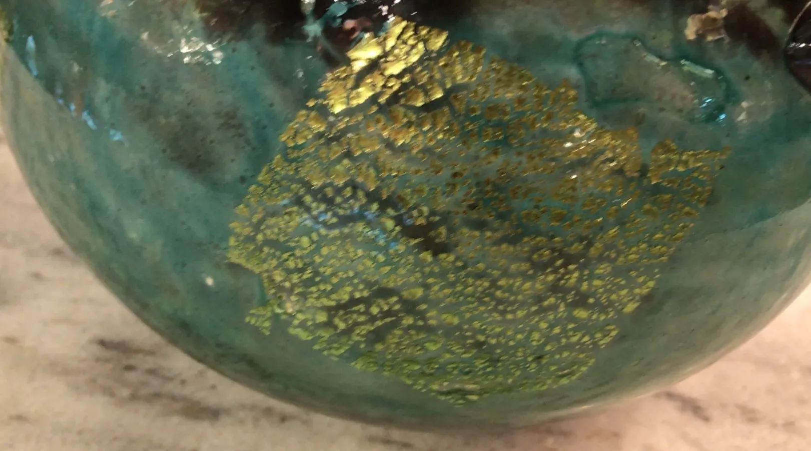 古董玻璃，带有绿色和金色签名，达姆南希。