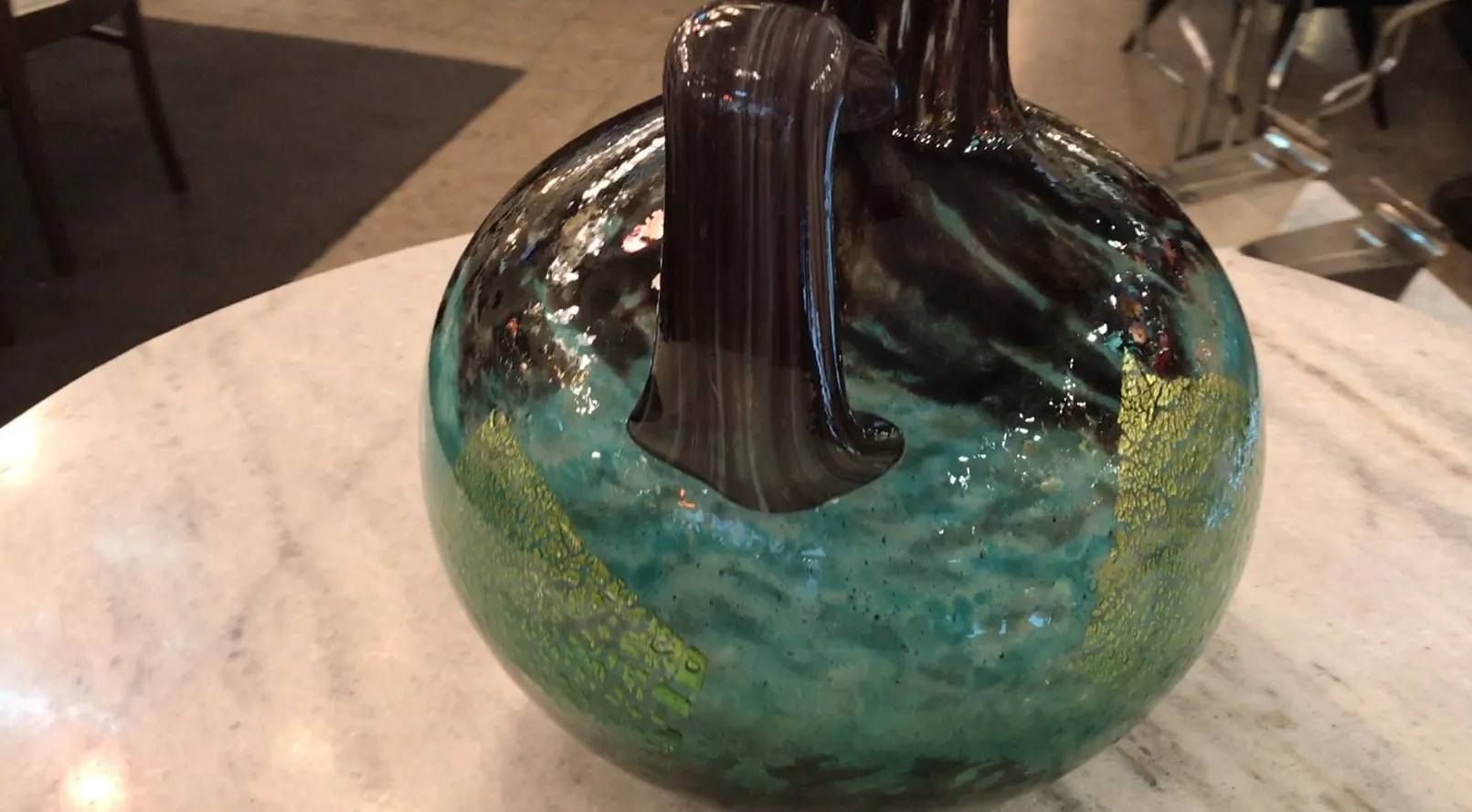 Verre signé Daum Nancy avec un design coloré