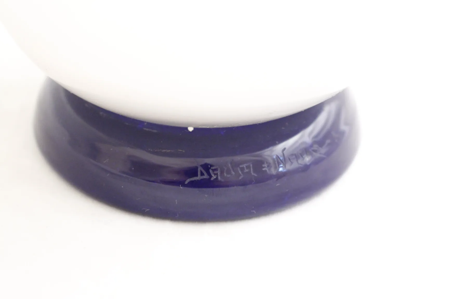 detalle de vidrio firmado Daum Nancy con base azul