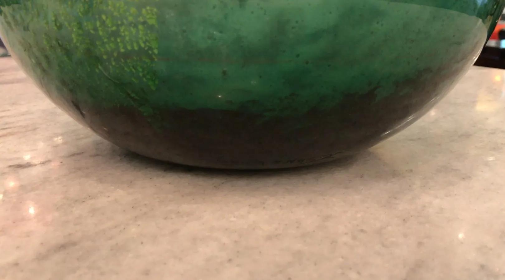 Verre signé Daum Nancy en couleur vert foncé, cadre antique.