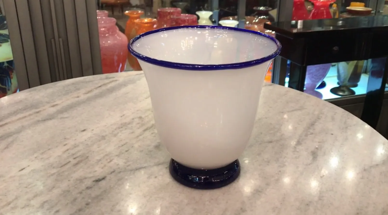 Antikes signiertes Glas von Daum Nancy mit blauem Rand