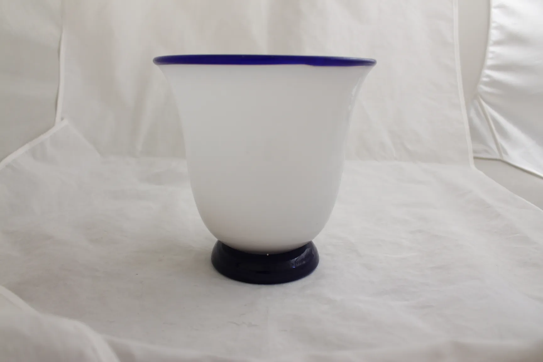 vetro antico con base scura e bordo blu