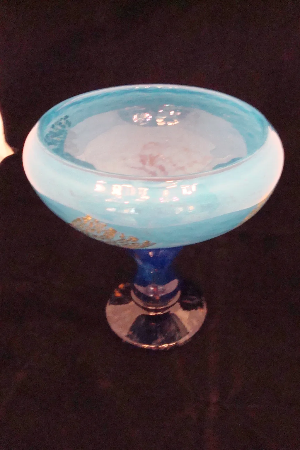 蓝色底座玻璃，有古典花卉图案