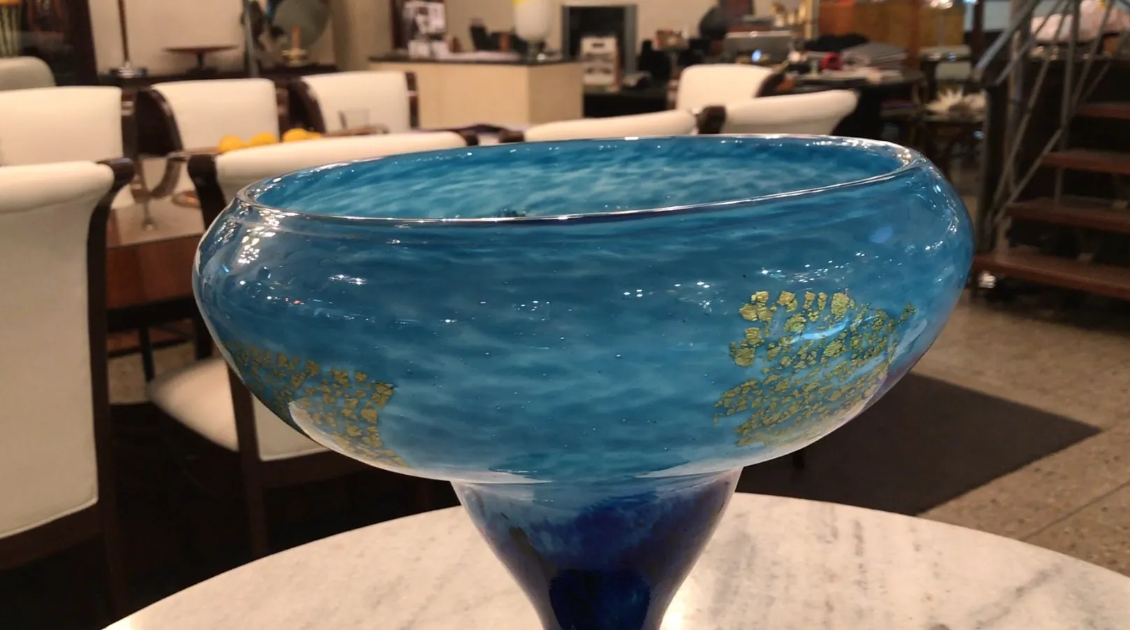 우아한 환경에 금색 디테일이 있는 오래된 파란색 유리잔(다움 난시)