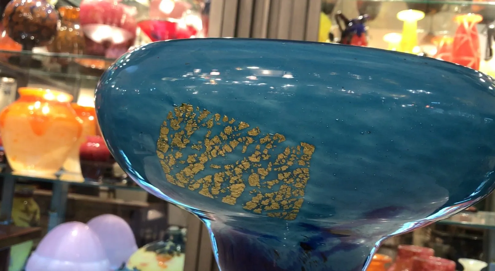 Vidrio antiguo firmado de Daum Nancy, color azul, con detalles decorativos y objetos de fondo