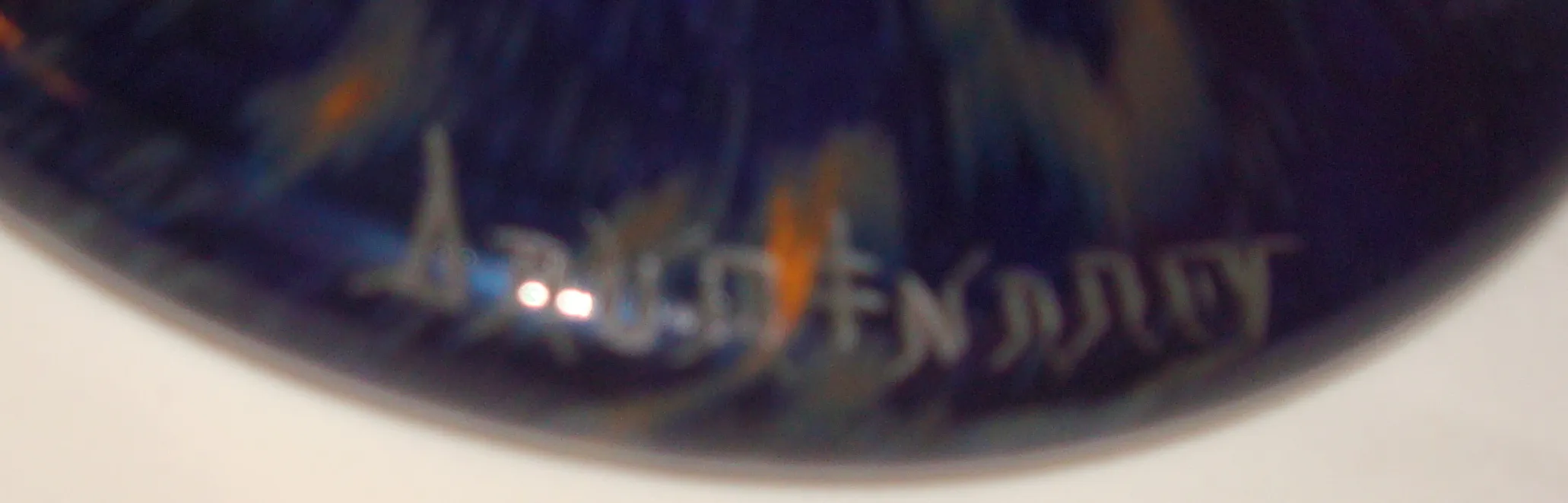 Antikes signiertes Glas Daum Nancy mit lebhaften Farben auf dunklem Hintergrund.