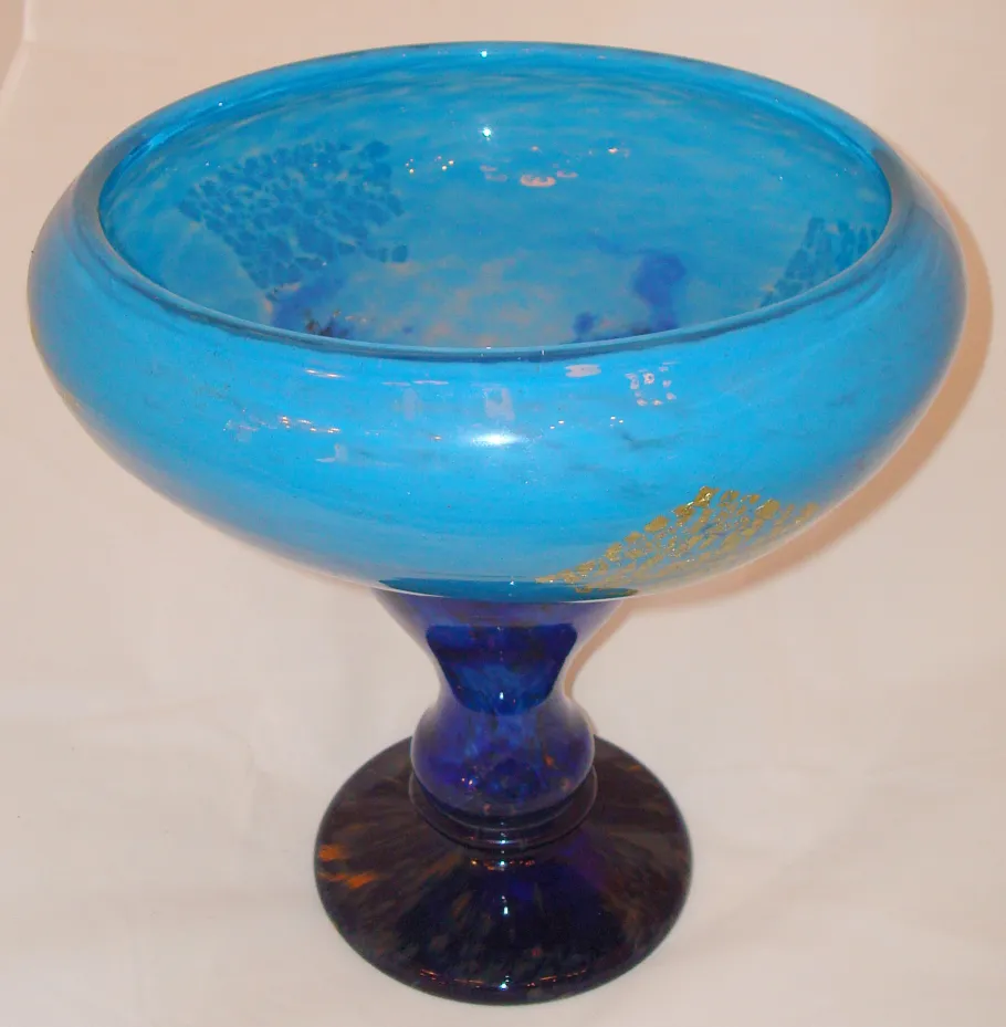 antigo vidro assinado Daum Nancy em azul, com base e copa de design distinto.