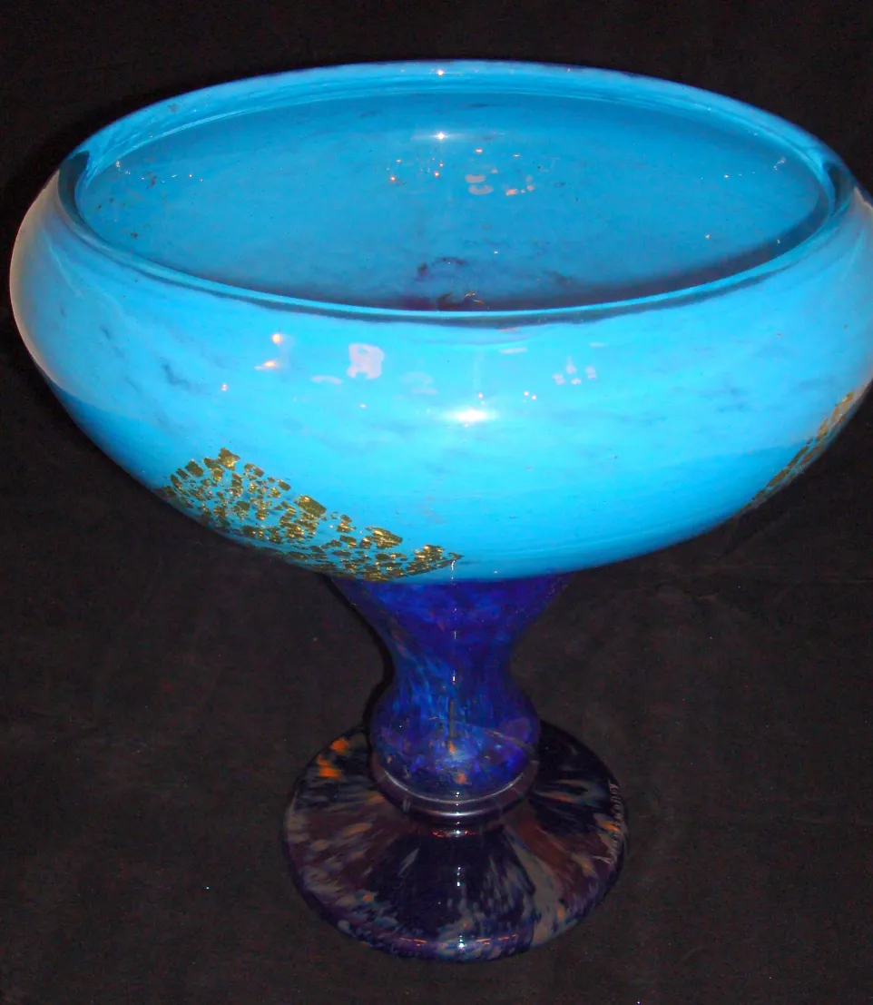 vidro assinado com base azul e detalhes dourados, antiquidade