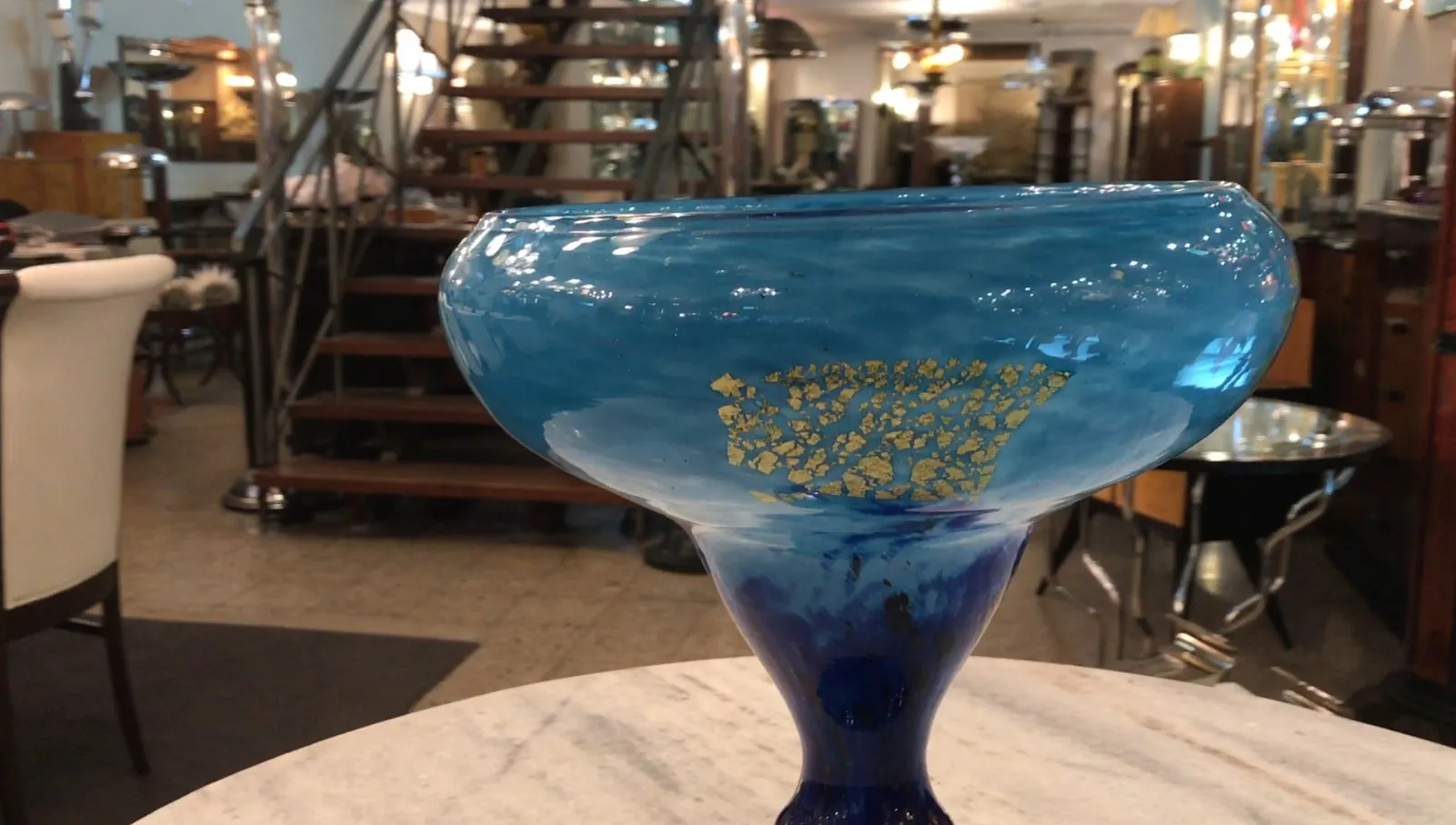 Verre signé Daum Nancy avec design décoratif, bleu