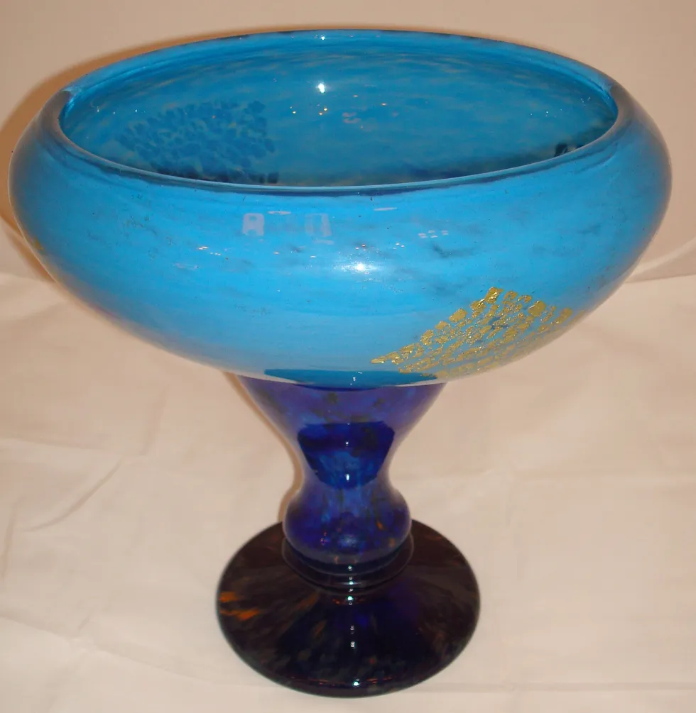 Vidro assinado Daum Nancy com design azul elegante e base.