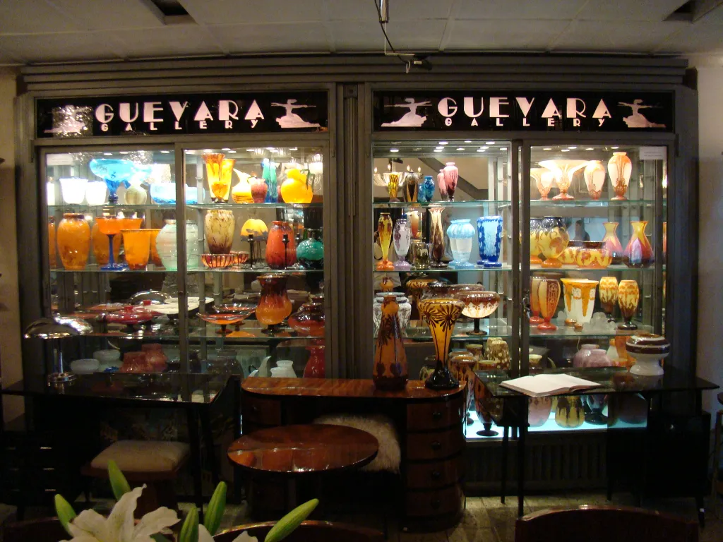 антикварное подписанное стекло даум нэнси в витрине