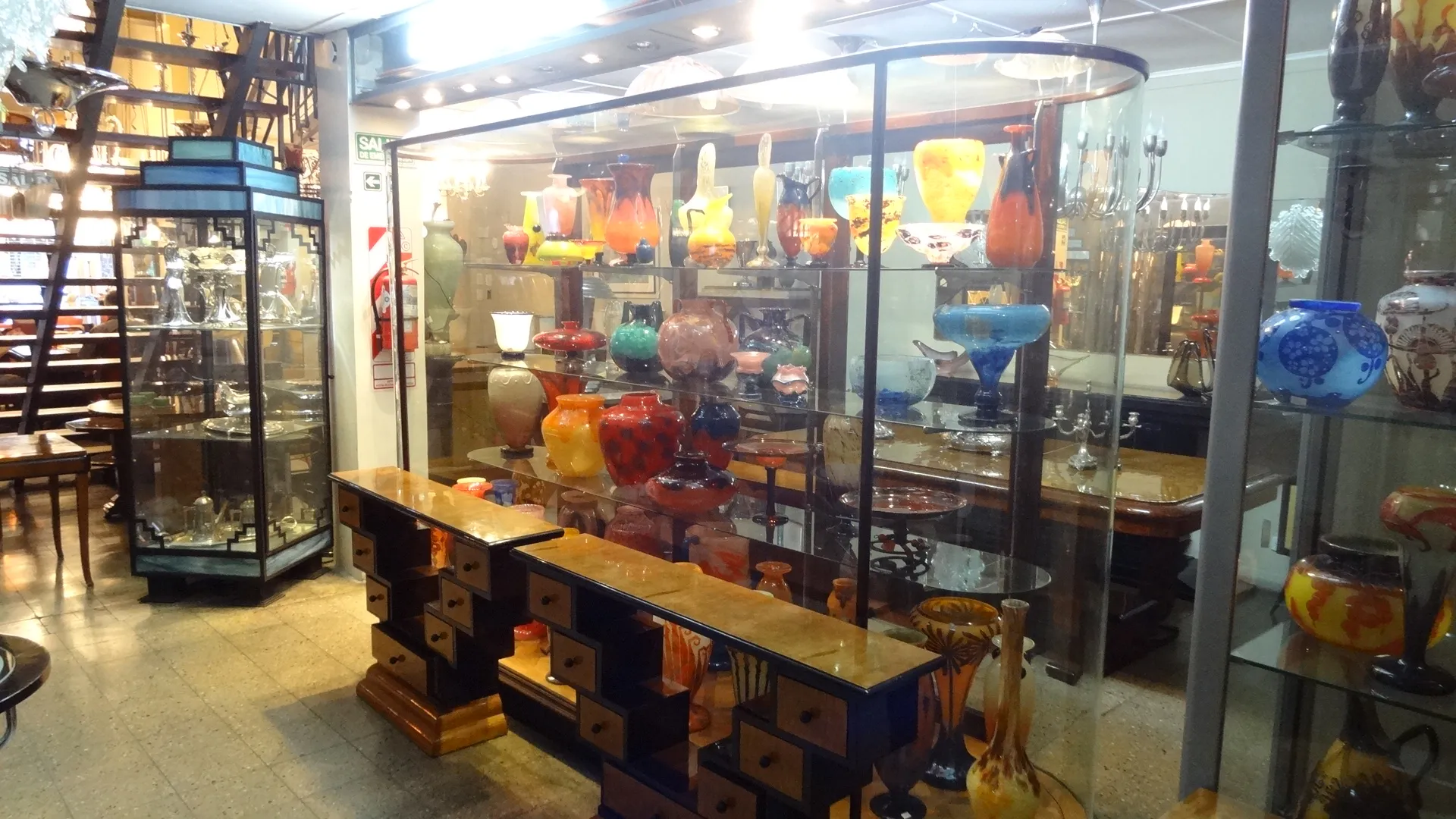 签名玻璃道姆南希与其他玻璃制品一起展示