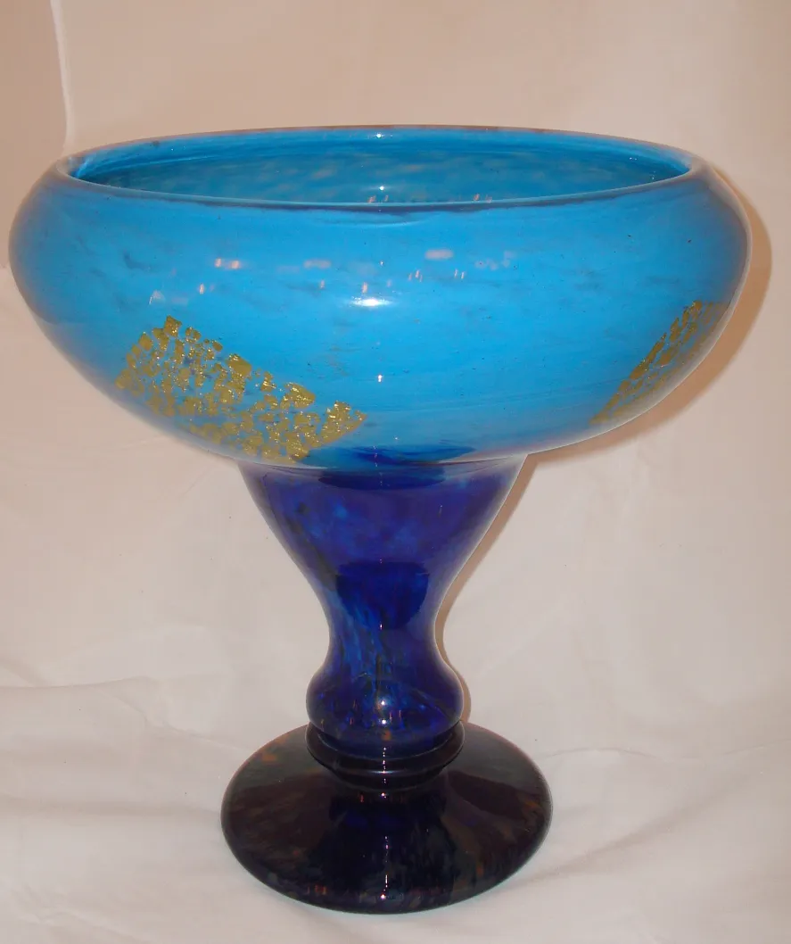 Vidro antigo assinado Daum Nancy com detalhes dourados e base azul.