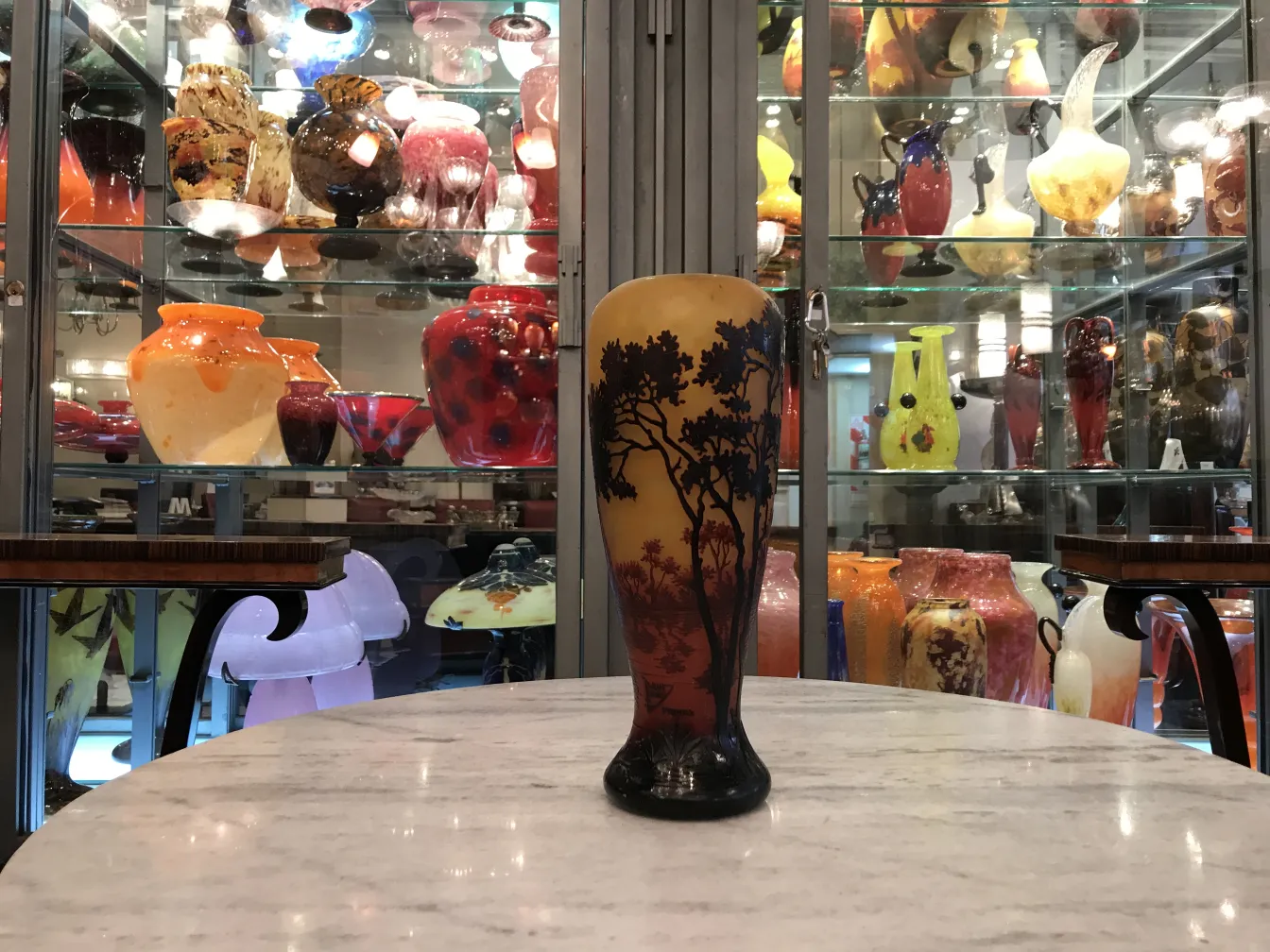 vase ancien en verre signé Daum Nancy avec silhouette noire