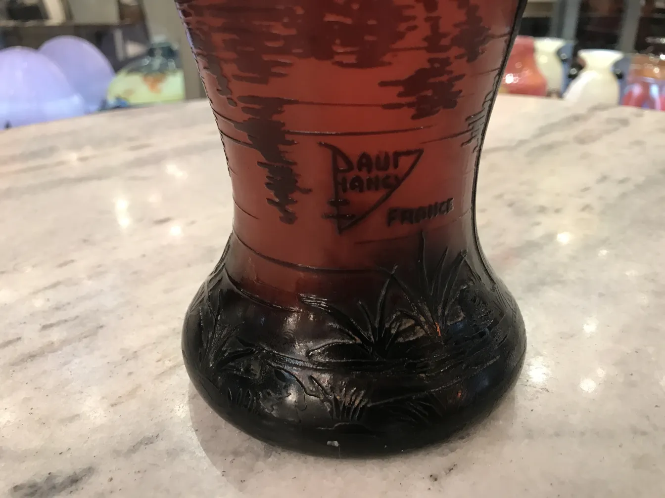 古董签名玻璃DaumNancy，黑色细节与多彩背景，优雅环境