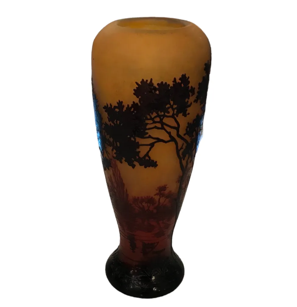 Verre ancien signé Daum Nancy avec silhouettes d'arbres, décoratif.