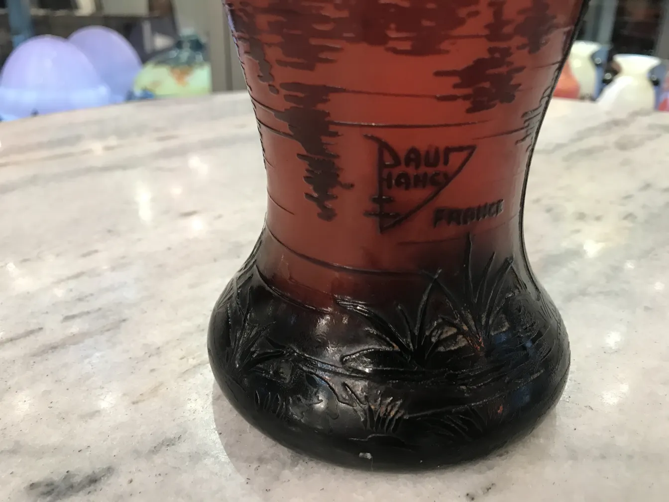 Verre signé Daum Nancy avec des détails en relief, antiquité sur un fond attrayant.