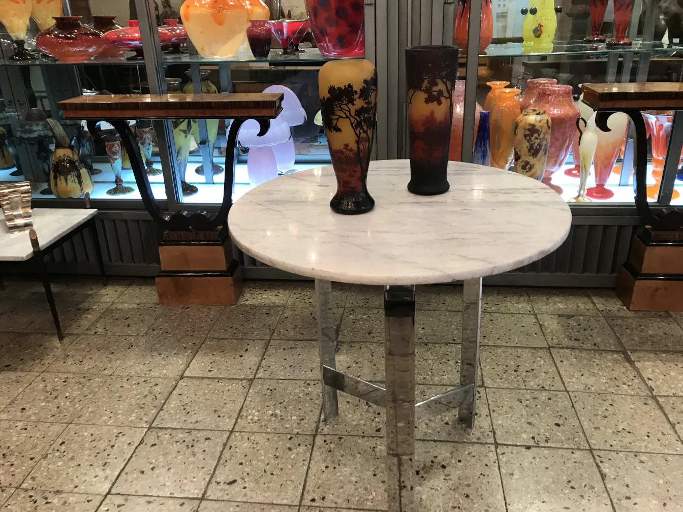 Vetro firmato Daum Nancy in ambiente antico, colori vivaci, decorazioni eleganti.