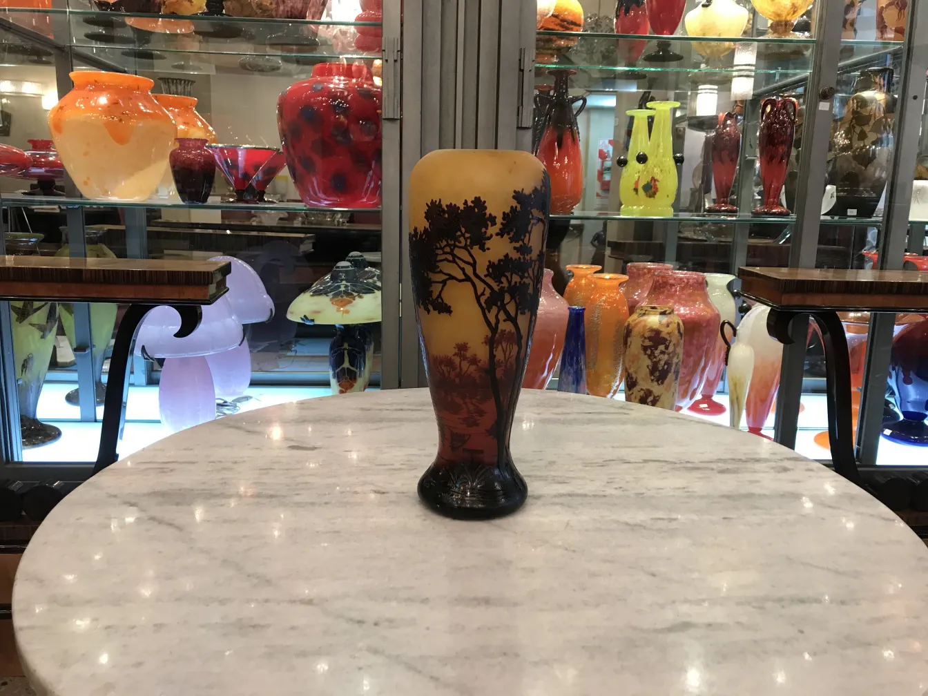 Antikes Glas daum nancy mit Baumdekoration