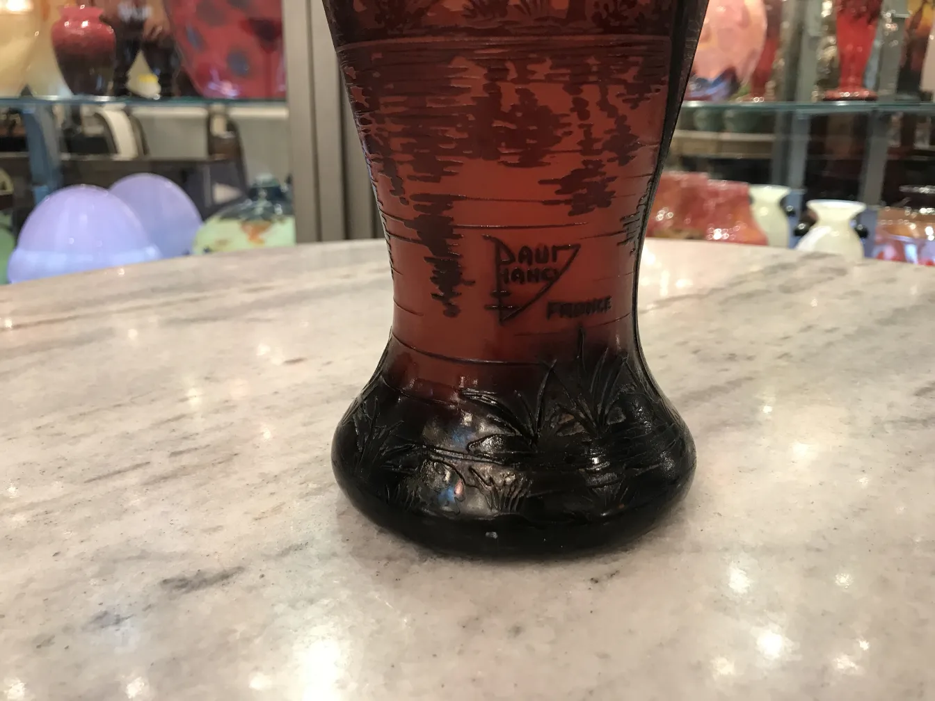 Antikes signiertes Glas von Daum Nancy vor elegantem Hintergrund