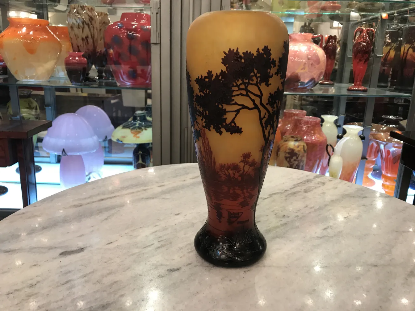 vase antico in vetro firmato con paesaggio in rilievo