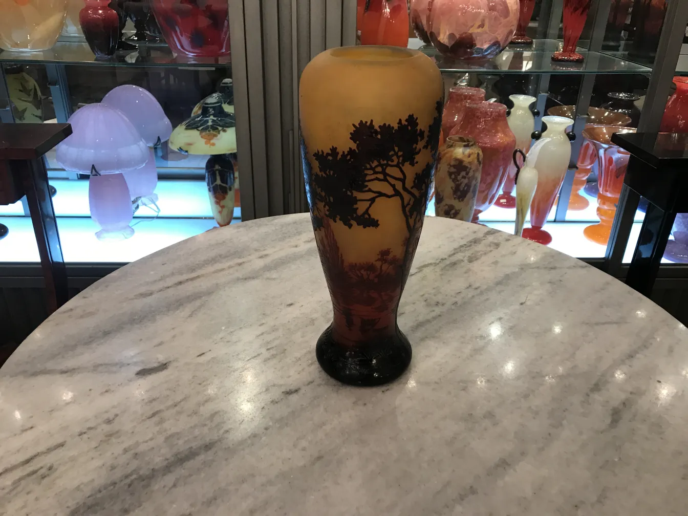 Vaso in vetro antico firmato Daum Nancy con decorazione in rilievo di alberi