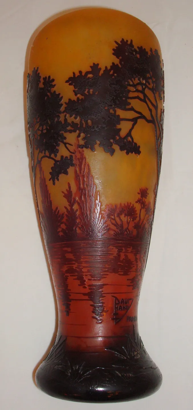 Vidro artístico antigo com um design paisagístico bonito.