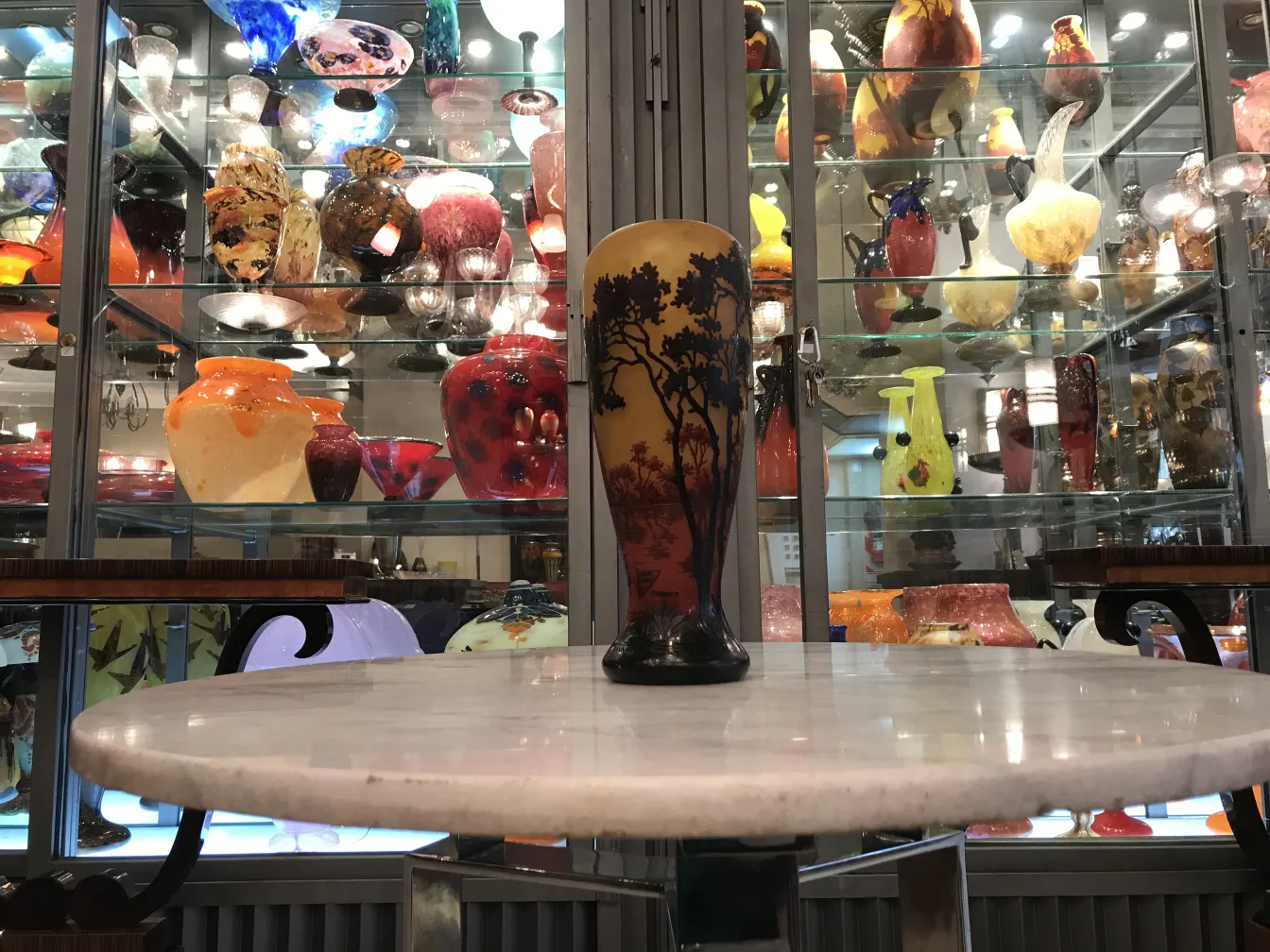 Vaso de vidro assinado Daum Nancy, fundo de exibição colorido