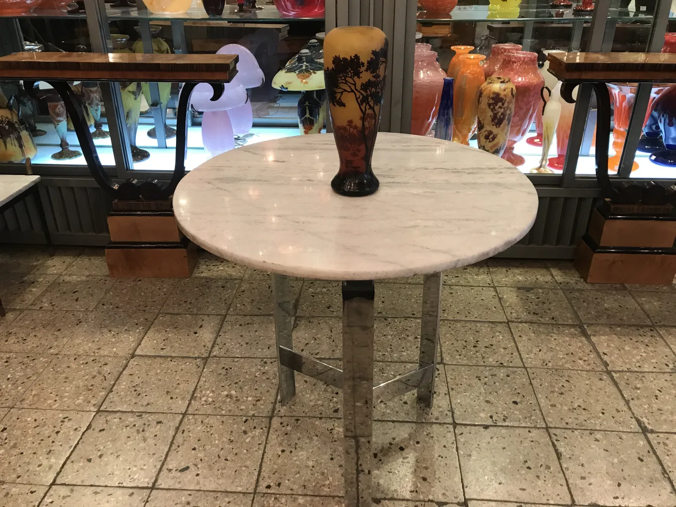 Vaso de vidro assinado Daum Nancy em uma mesa de mármore.