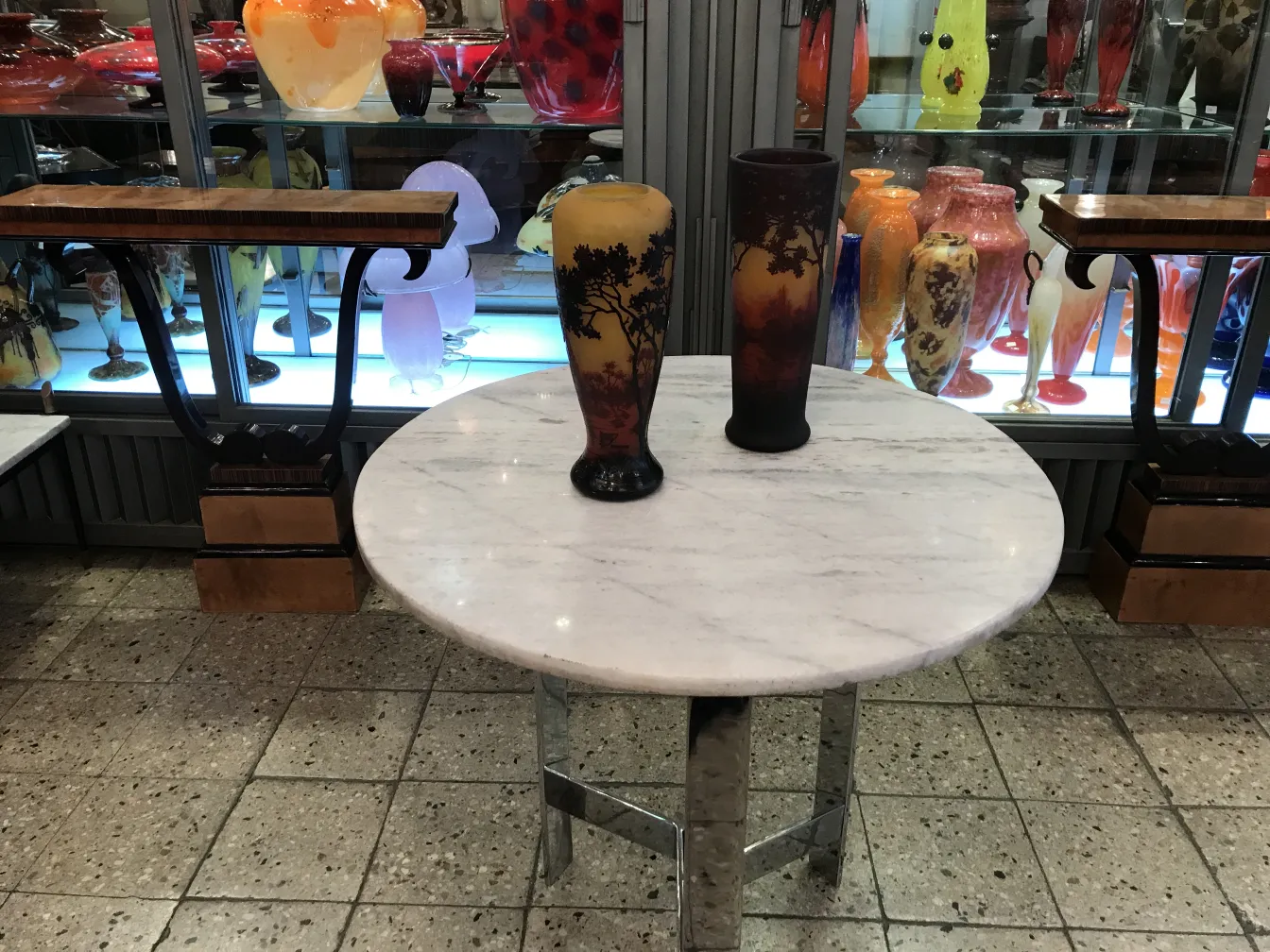 ein antikes signiertes Glas Daum Nancy in einem künstlerischen Umfeld