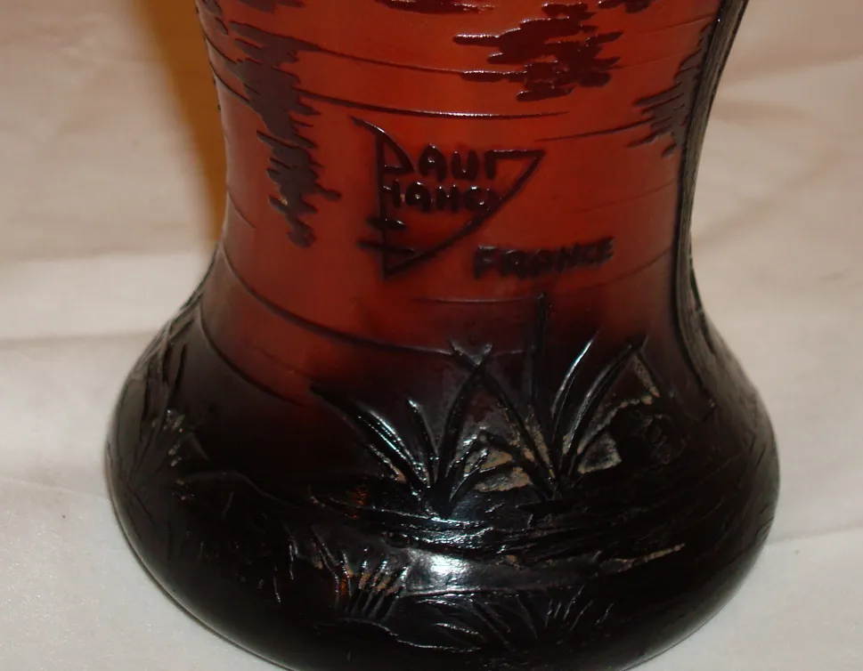 Signiertes Glas Daum Nancy, subtile Dekorationen, stilisierte Form.