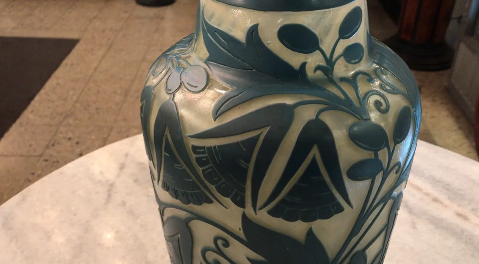 Vetro firmato antico con dettagli blu intricati