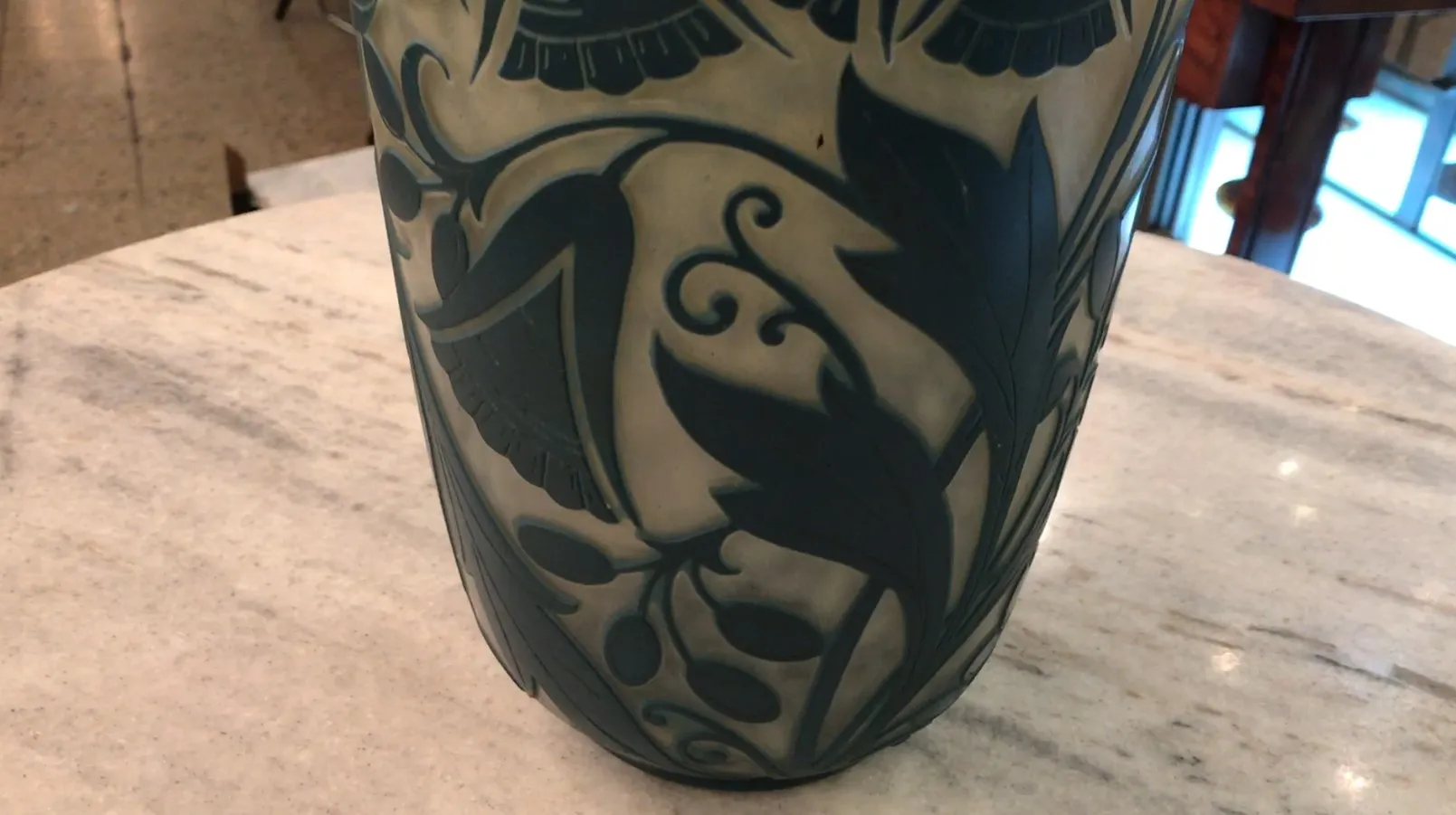 Antikes Glas mit Daum Nancy Unterschrift und Blumenmuster