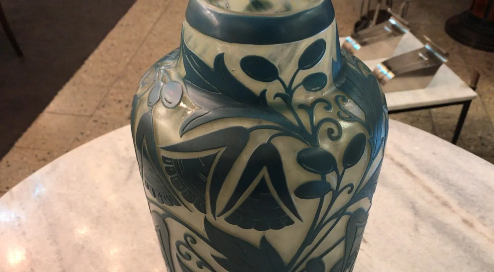 vase antico con motivo di foglie e fiori blu