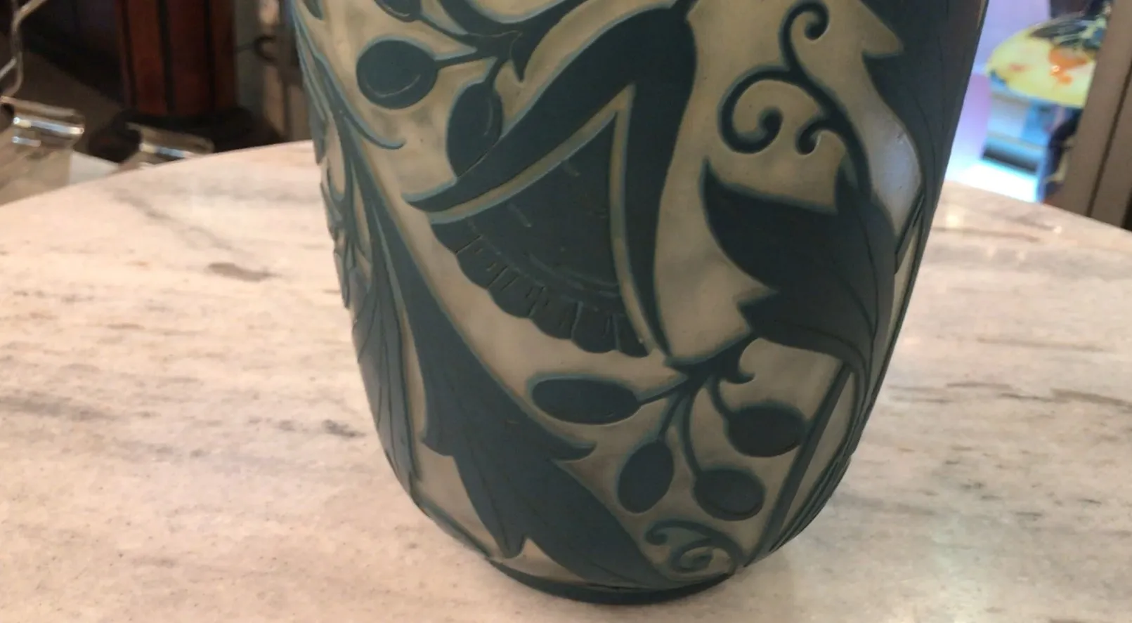 Verre ancien signé par Daum Nancy avec détails décoratifs