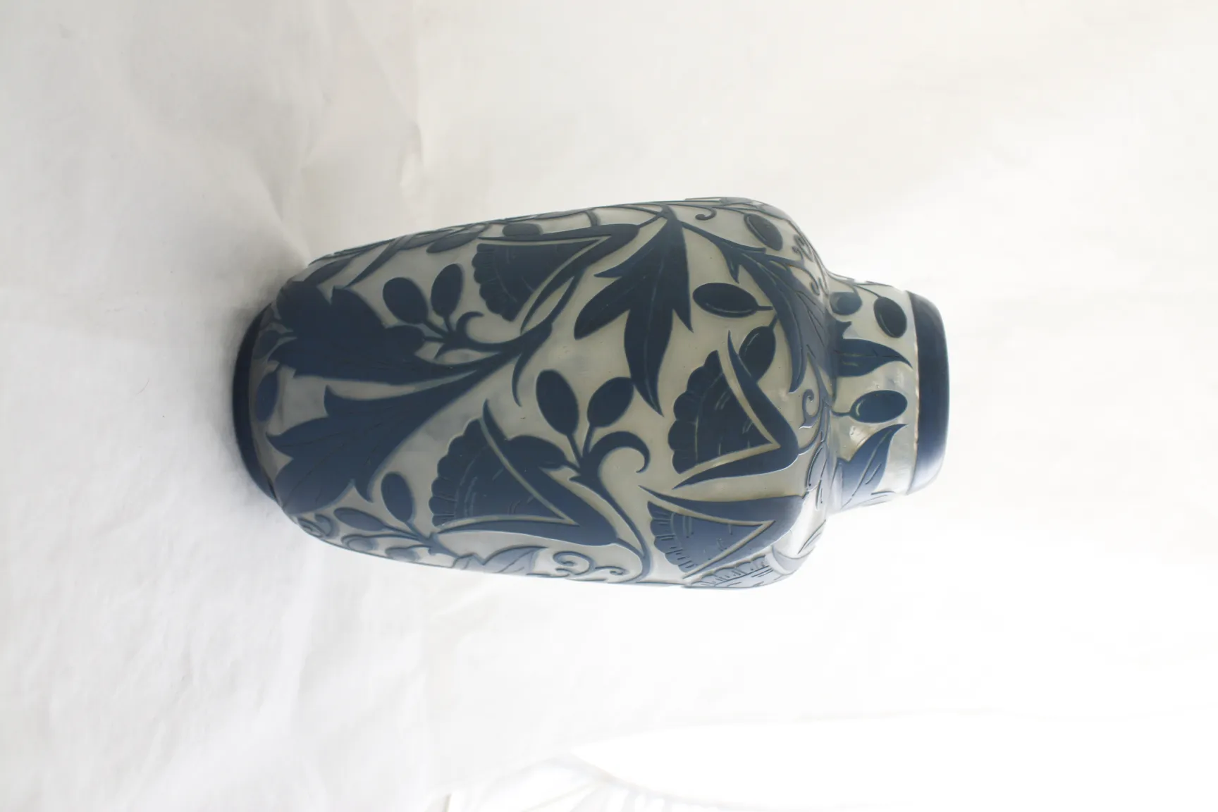 Antike dekoratives Glas mit floralem Design signiert.