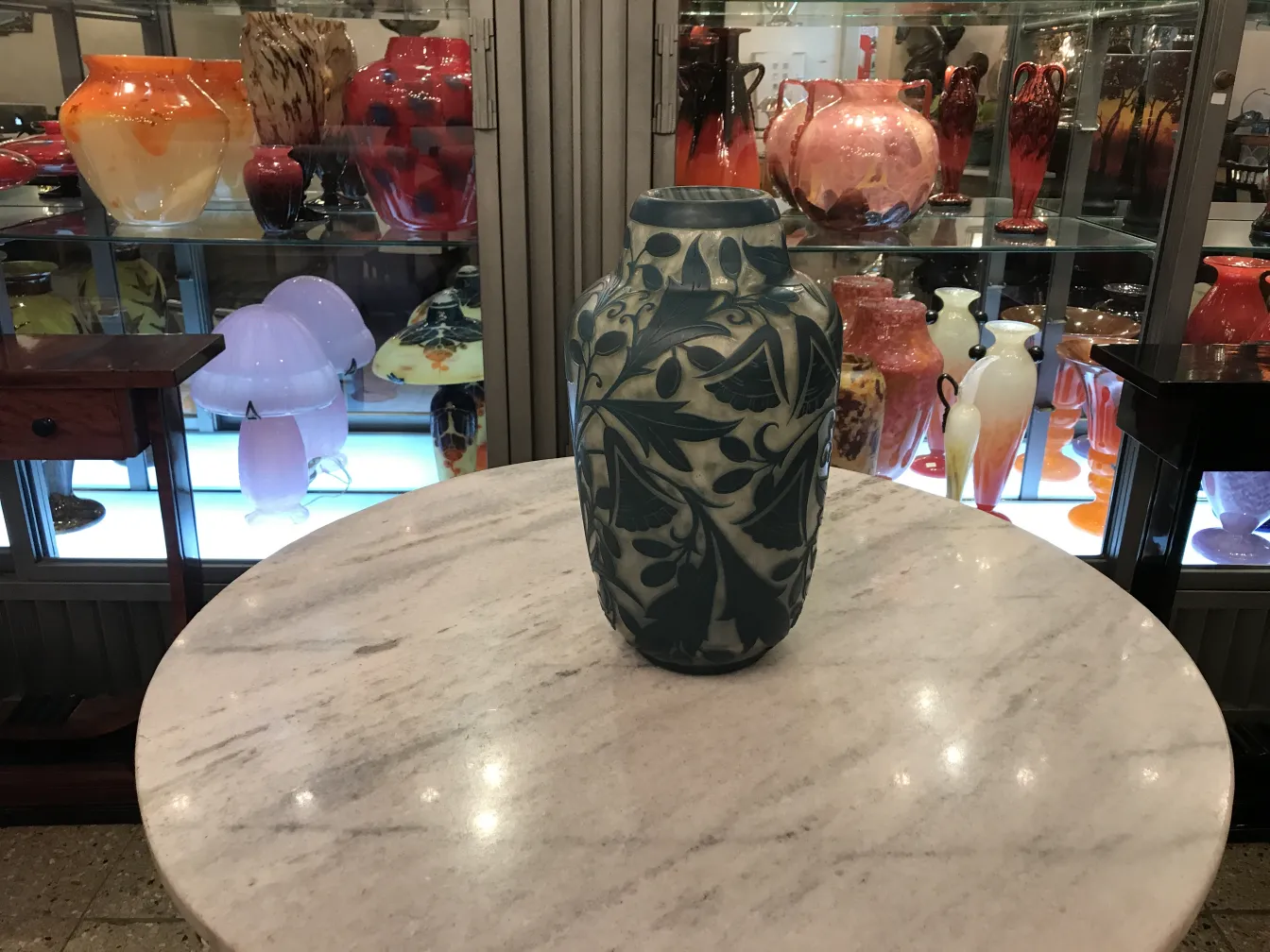 Blaues vase mit blattdesign, antike daum nancy
