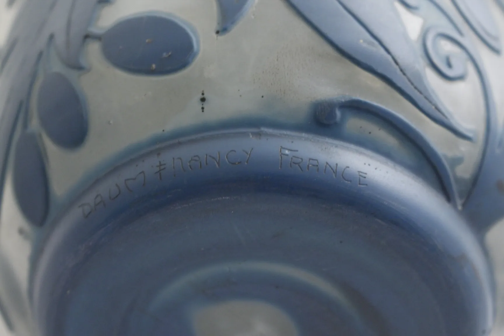 vetro firmato antico Daum Nancy con design blu e firma